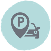 AltstadtZauber Apartments Miltenberg am Main - Grauer Auto und Standort-Pin mit "P" für Parkplatz, Symbol für Parkmöglichkeit am Luxus-Ferienapartment, blauer Hintergrund.