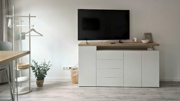 MainZauber Apartments früher MainTerrasse Miltenberg am Main - Helle Luxus-Ferienwohnung in der Altstadt: moderne Einrichtung, TV, Kleiderschrank, Holztisch und stilvolles Ambiente.