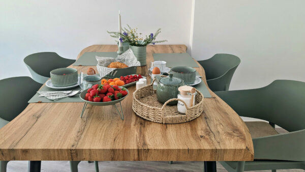 MainZauber Apartments früher MainTerrasse Miltenberg am Main - In der Luxus-Ferienwohnung AltstadtZauber Miltenberg erwartet Sie ein stilvoll gedeckter Frühstückstisch mit frischem Gebäck.