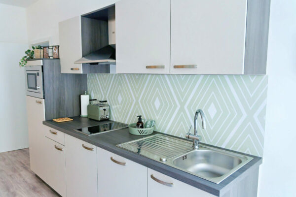 MainZauber Apartments früher MainTerrasse Miltenberg am Main - Luxuriöse Küchenzeile in der AltstadtZauber Ferienwohnung Miltenberg: Moderne Ausstattung, stilvolles Design, perfekte Unterkunft.