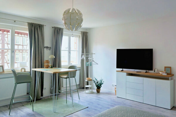 MainZauber Apartments früher MainTerrasse Miltenberg am Main - Luxuriöses Feriendomizil: Helle Ferienwohnung in der Altstadt mit großem Fenster, TV, Essbereich und stilvoller Einrichtung.