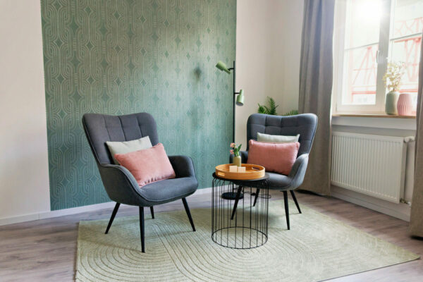 MainZauber Apartments früher MainTerrasse Miltenberg am Main - Luxuriöse Ferienwohnung in der Altstadt: Moderne Sessel, stilvolle Deko, sonnige Fenster - perfekte Unterkunft für Ihren Urlaub.