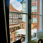 MainZauber Apartments früher MainTerrasse Miltenberg am Main - Blick aus Ihrer Ferienwohnung in der Altstadt: Historische Gassen, Fachwerkhäuser, Straßencafés-perfekte Unterkunft für Urlaub.