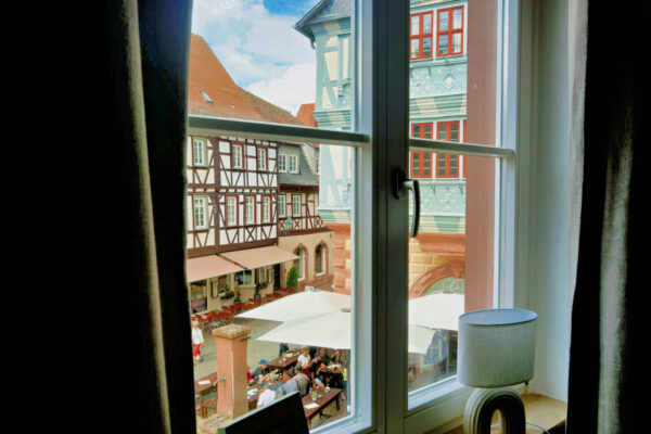MainZauber Apartments früher MainTerrasse Miltenberg am Main - Blick aus Ihrer Ferienwohnung in der Altstadt: Historische Gassen, Fachwerkhäuser, Straßencafés-perfekte Unterkunft für Urlaub.