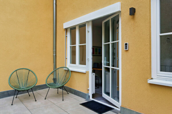MainZauber Apartments früher MainTerrasse Miltenberg am Main - Genießen Sie eine exklusive Ferienwohnung AltstadtZauber Miltenberg: moderner Patio, stilvolle Sitzmöbel, elegante Unterkunft.