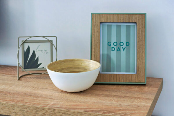 MainZauber Apartments früher MainTerrasse Miltenberg am Main - Holztisch mit weißer Schale, Bilderrahmen 