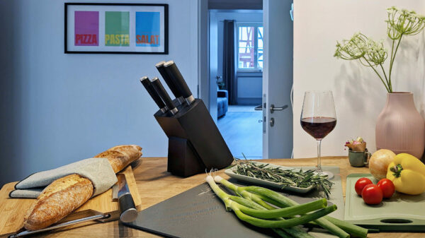 MainZauber Apartments früher MainTerrasse Miltenberg am Main - Luxuriös ausgestattete Ferienwohnung in der Altstadt Miltenberg: elegante Küche mit frischem Gemüse, Wein und stilvollem Ambiente.