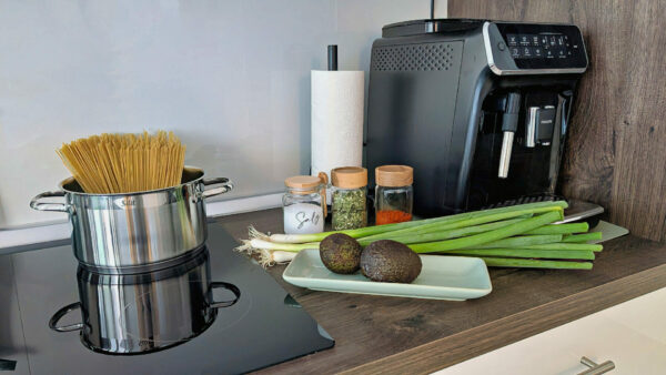 MainZauber Apartments früher MainTerrasse Miltenberg am Main - Die luxuriöse Ferienwohnung AltstadtZauber Miltenberg bietet eine moderne Küche mit Spaghetti, Gewürzen und Kaffeemaschine.