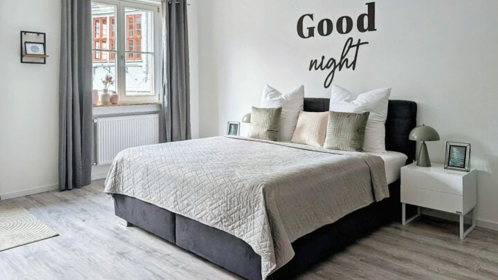 MainZauber Apartments früher MainTerrasse Miltenberg am Main - Luxuriöses Schlafzimmer in der Ferienwohnung AltstadtZauber Miltenberg: Doppelbett, stilvolle Deko, helle Unterkunft.
