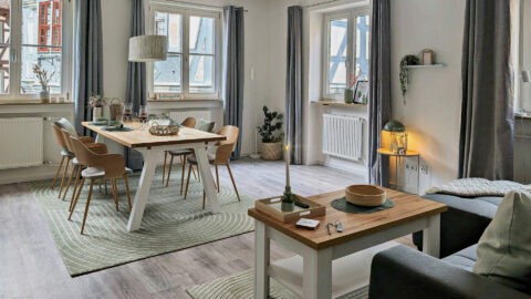 MainZauber Apartments früher MainTerrasse Miltenberg am Main - Luxuriöse Ferienwohnung im AltstadtZauber Miltenberg: Helles Wohn-/Esszimmer, stilvolle Möbel, große Fenster, gemütlich & modern.