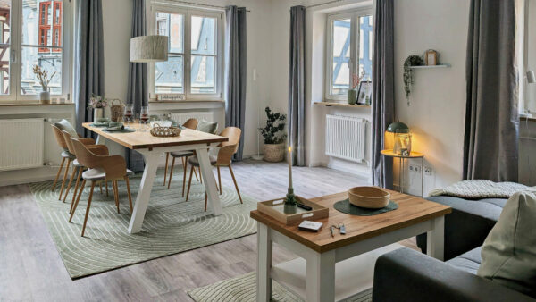 MainZauber Apartments früher MainTerrasse Miltenberg am Main - Luxuriöse Ferienwohnung im AltstadtZauber Miltenberg: Helles Wohn-/Esszimmer, stilvolle Möbel, große Fenster, gemütlich & modern.