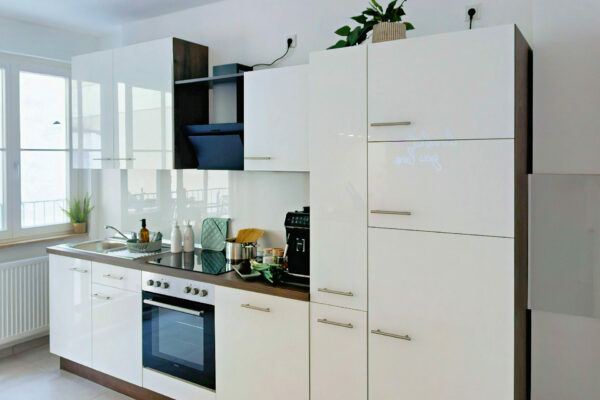 MainZauber Apartments früher MainTerrasse Miltenberg am Main - Luxuriöse Ferienwohnung in Miltenberg: Moderne Küche mit Hochglanzfronten, großer Fensterfront & Top-Ausstattung.