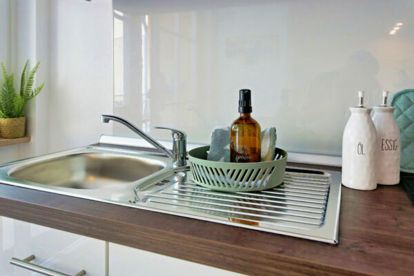 MainZauber Apartments früher MainTerrasse Miltenberg am Main - Moderne Küchenspüle in einer stilvollen Luxus-Ferienwohnung in der Altstadt Miltenberg mit Zubehör, ideal für Urlaubsgäste.