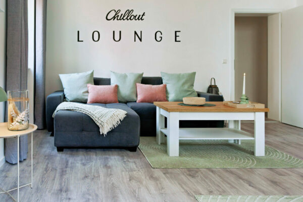 MainZauber Apartments früher MainTerrasse Miltenberg am Main - Modernes Wohnzimmer der Luxus-Ferienwohnung AltstadtZauber: Sofa, Pastellkissen, Deko, helle Böden - perfekte Unterkunft.