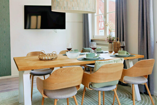 MainZauber Apartments früher MainTerrasse Miltenberg am Main - Moderner Essbereich in der Luxus-Ferienwohnung Altstadt, hell, stilvoll, für 4 Personen bei AltstadtZauber Miltenberg.