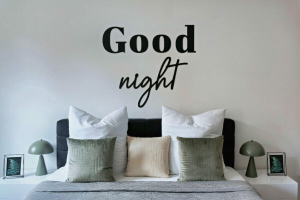 MainZauber Apartments früher MainTerrasse Miltenberg am Main - Luxus Wohnung: Gemütliches Bett mit weißen & grauen Kissen, stilvolle Nachttische, grüne Lampen & Wanddeko in Altstadtlage.