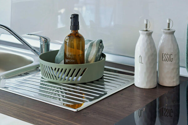 MainZauber Apartments früher MainTerrasse Miltenberg am Main - Die luxuriöse Ferienwohnung bietet eine moderne Küche mit Metall-Abtropfgestell, grünem Korb und stilvollen ÖL-/ESSIG-Flaschen.